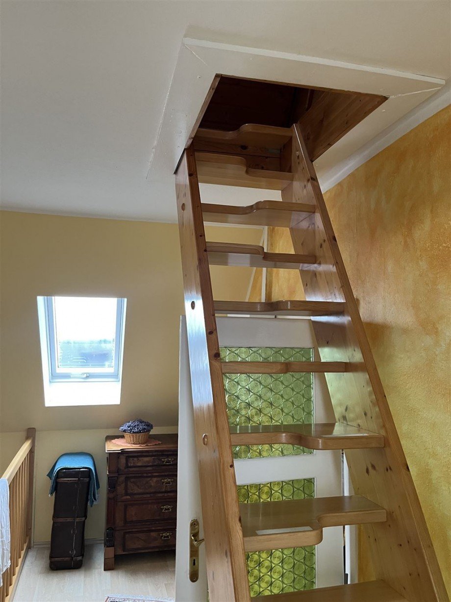 Treppe zum Dachboden Doppelhaush�lfte Zwethau