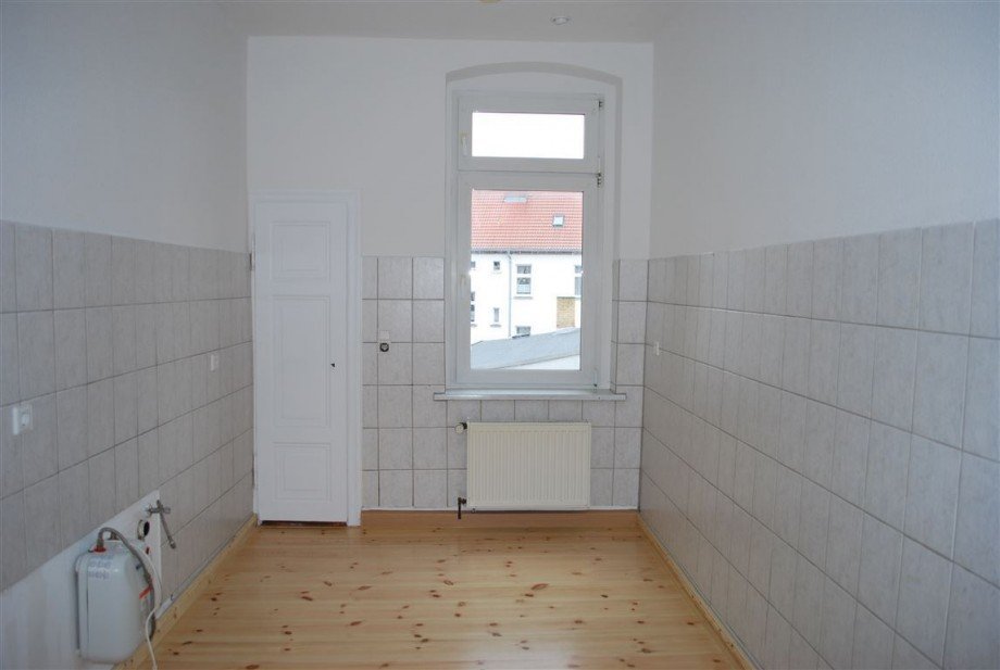 K�che mit aufgearbeiteten Dielen Mehrfamilienhaus Torgau