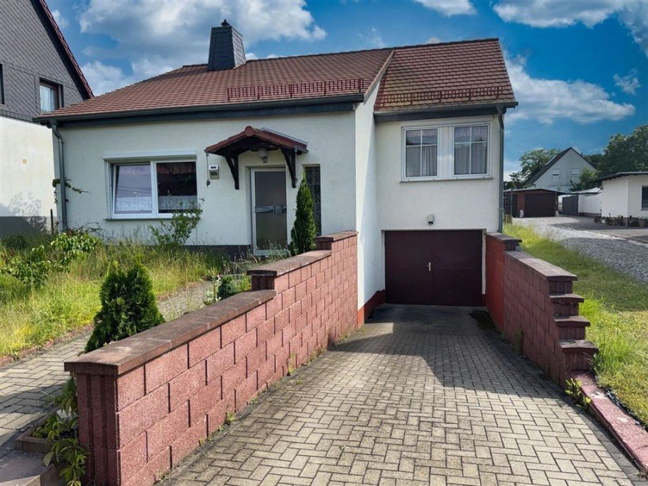 Hausansicht mit Garage Einfamilienhaus Bad Schmiedeberg