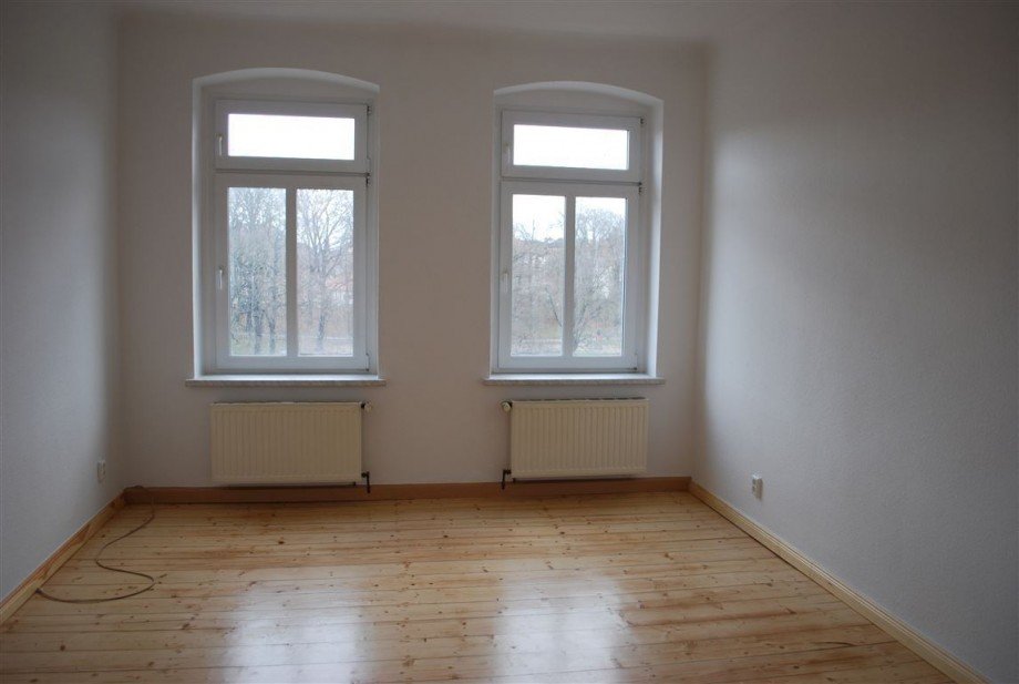 Zimmer mit aufgearbeiteten Dielen Mehrfamilienhaus Torgau