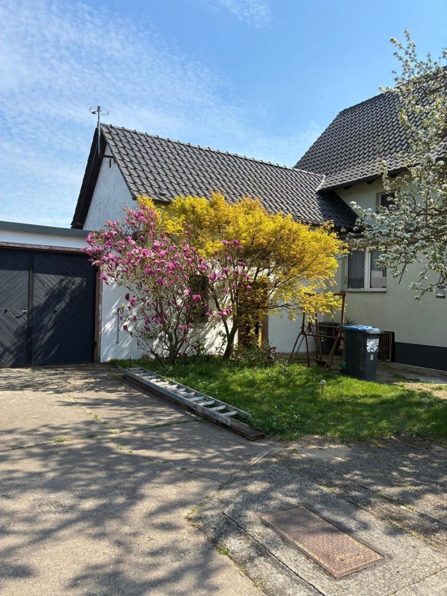 Hof mit Nebengeb�ude Einfamilienhaus Mockrehna OT Klitzschen