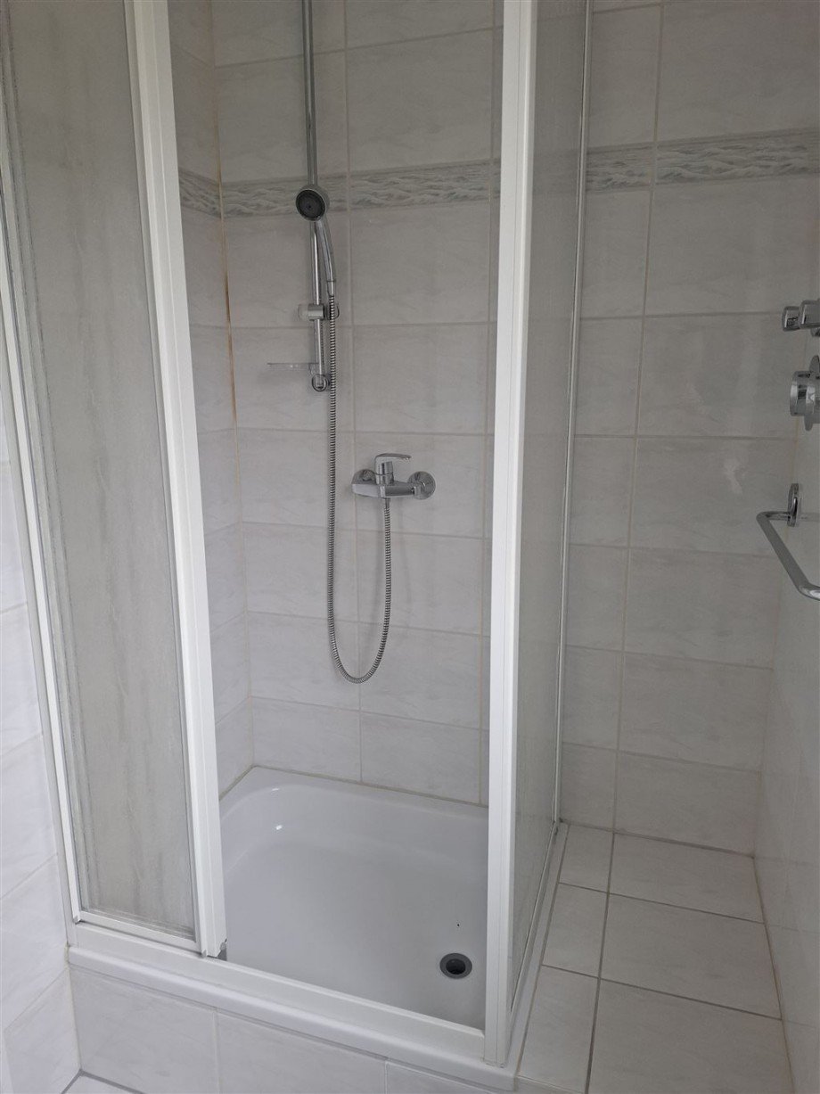 Tageslicht- WC mit Dusche Praxis Belgern b Torgau