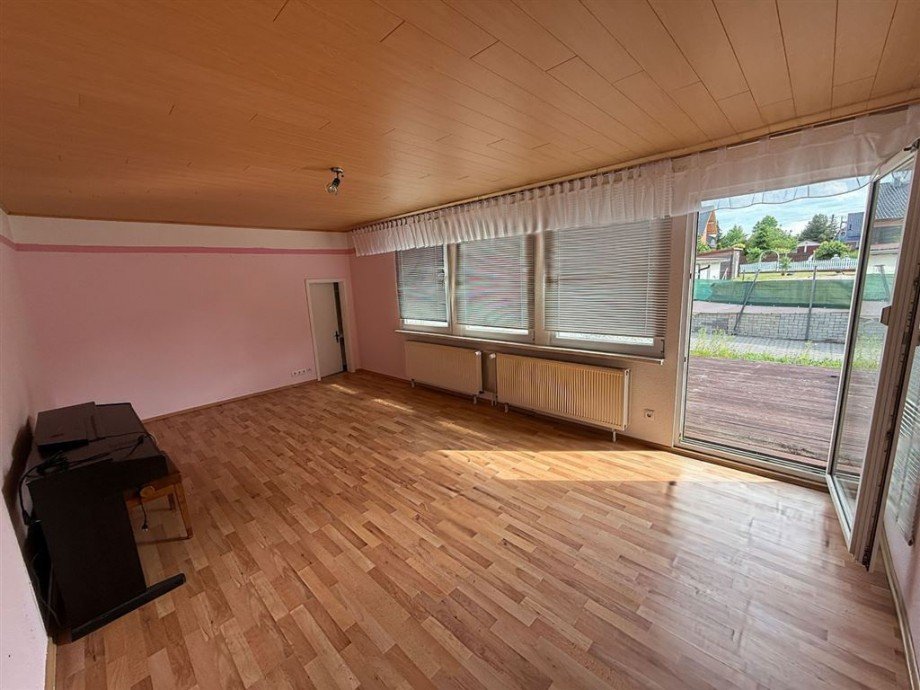 Wohnzimmer mit Zugang zur Terrasse Einfamilienhaus Bad Schmiedeberg