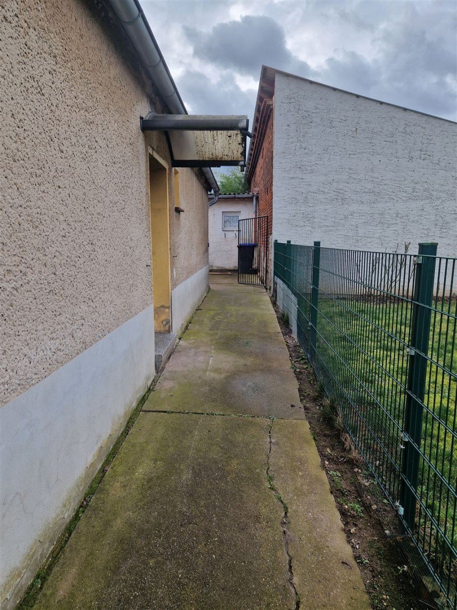 Zugang zum Hinterhof Einfamilienhaus Gro�treben-Zwethau