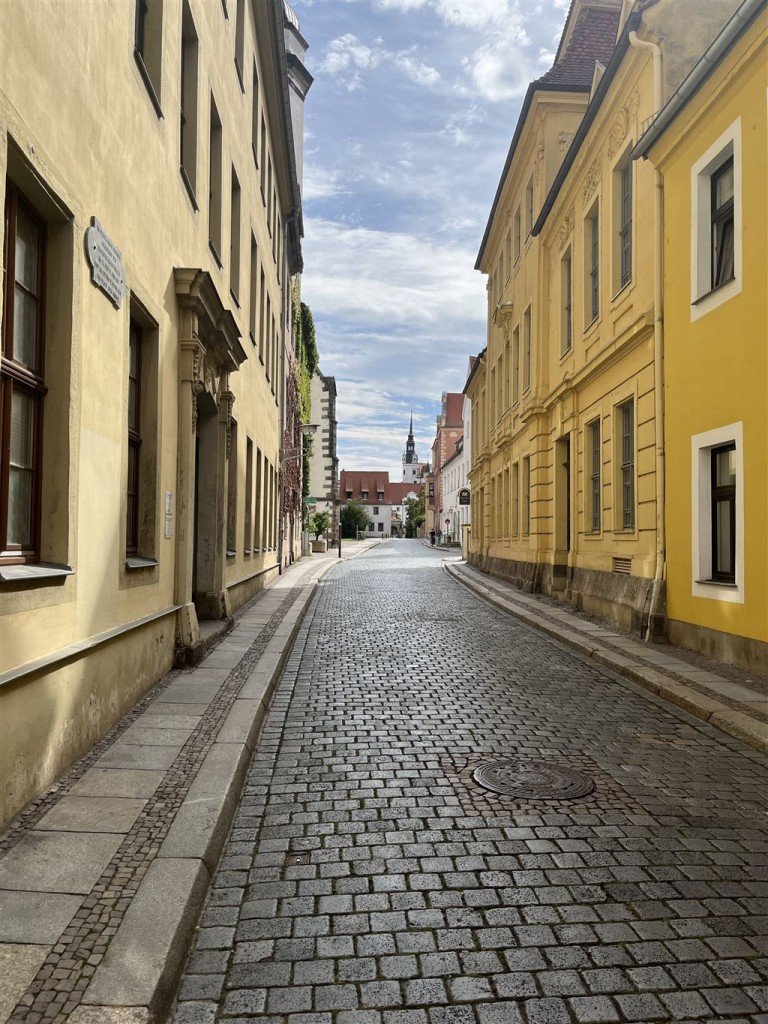 Stra�enansicht blick zum Schloss Torgau Mehrfamilienhaus Wohn- und Gesch�ftshaus in Torgau
