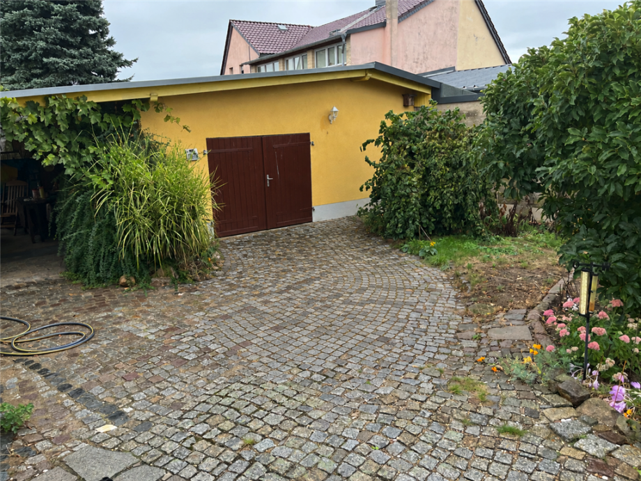 Hof mit Garage Doppelhaush�lfte Zwethau